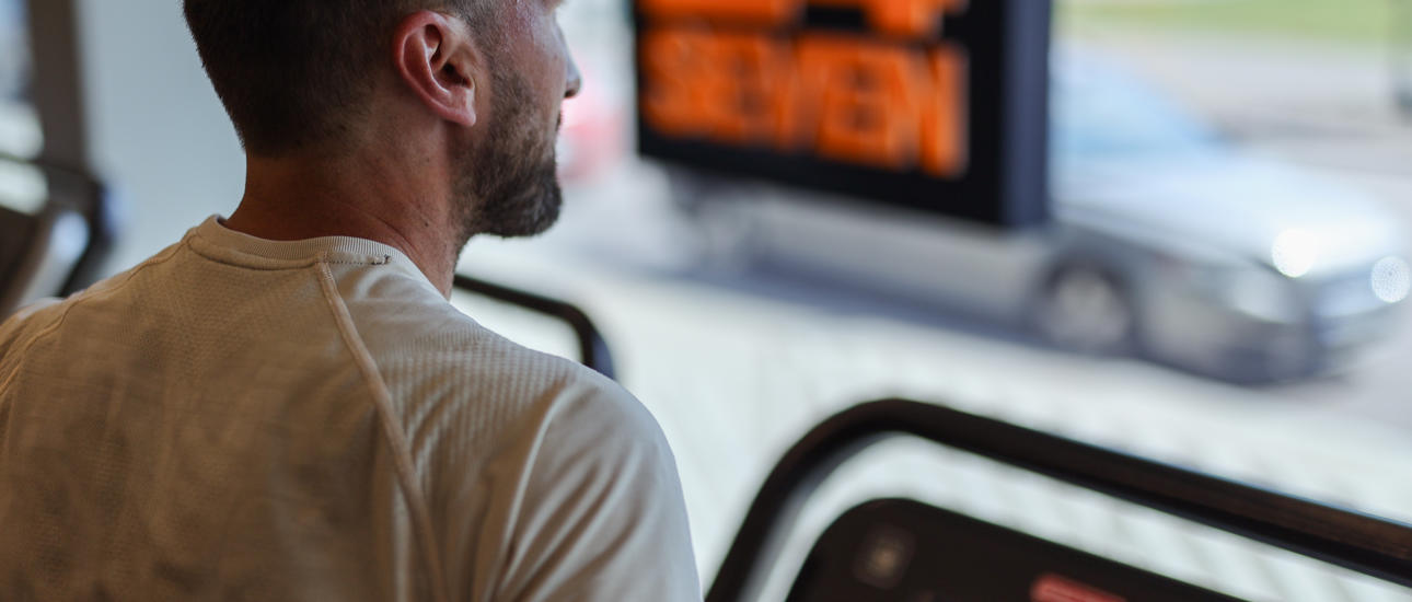 Man springer på löpbandet