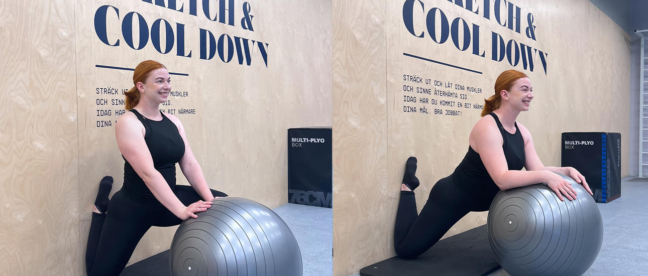 Kvinna stretchar med pilatesboll på gymmet