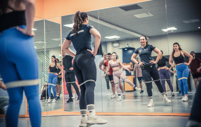 Gruppträningspass ned instruktör på Fitness24Seven som ingår i medlemskapet