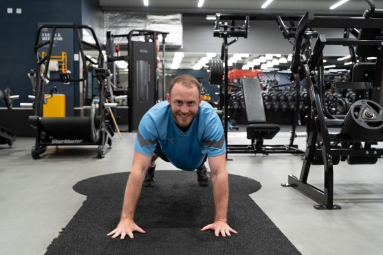 Man på Gym gör Plankan