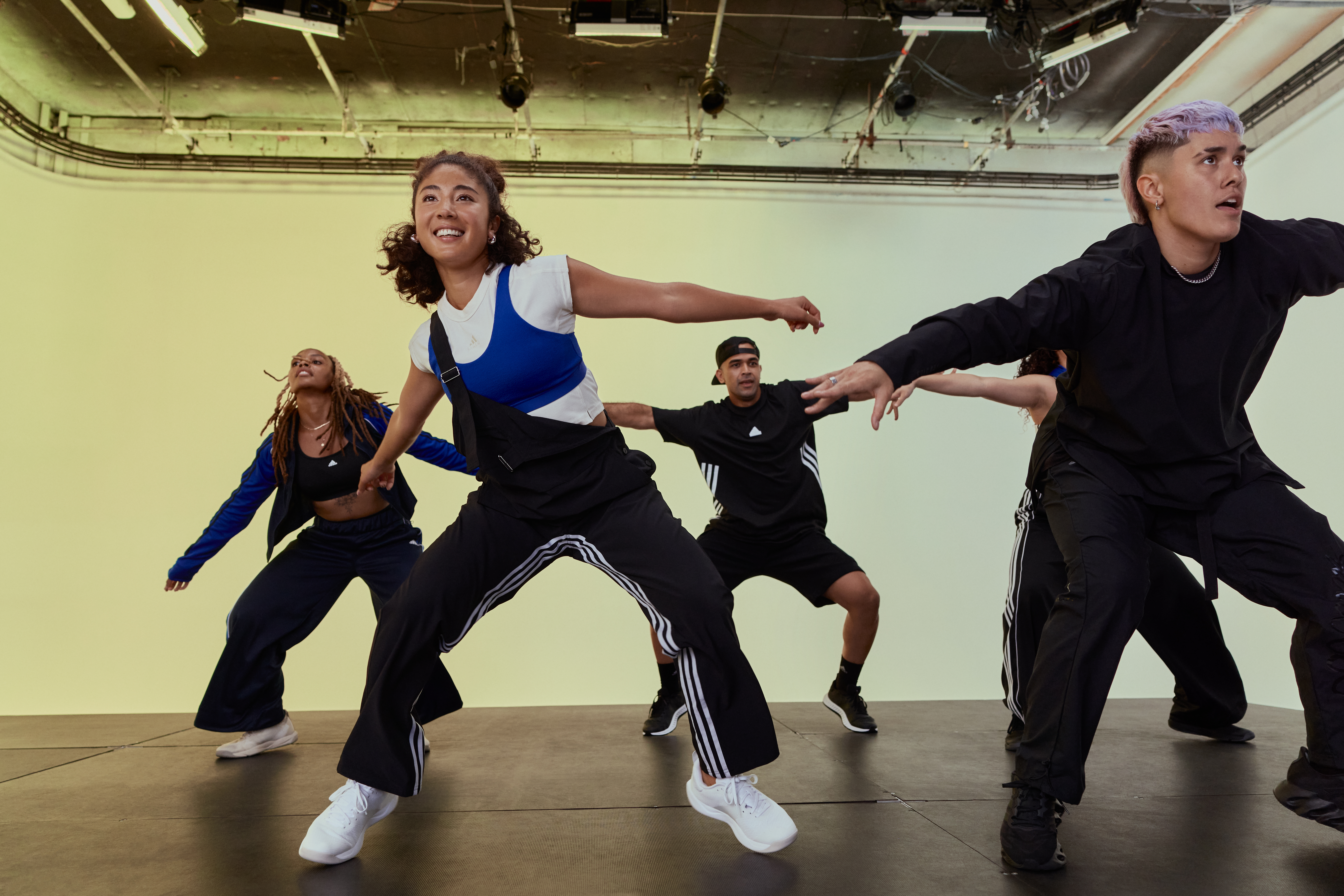 Grupp tränar DANCE och ser glada ut