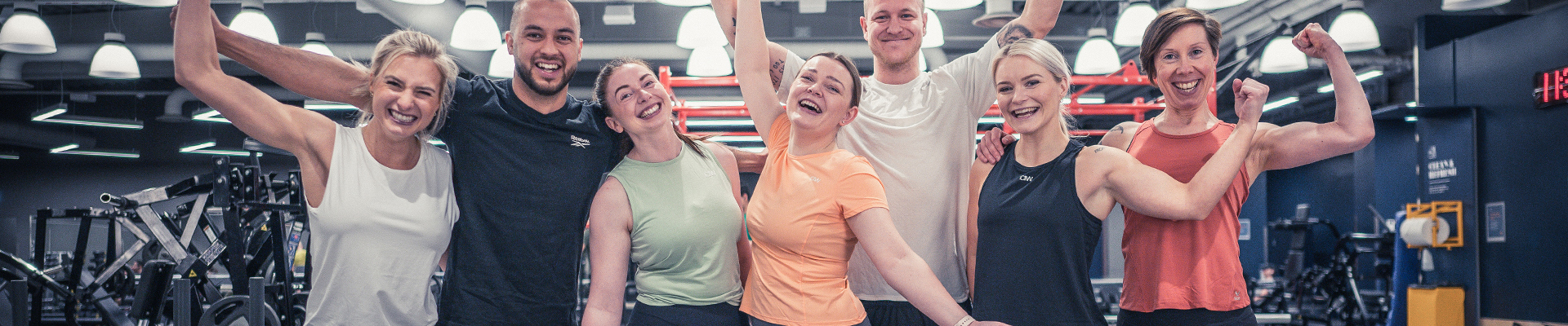 Glada människor på gymmet som har tränat tillsammans