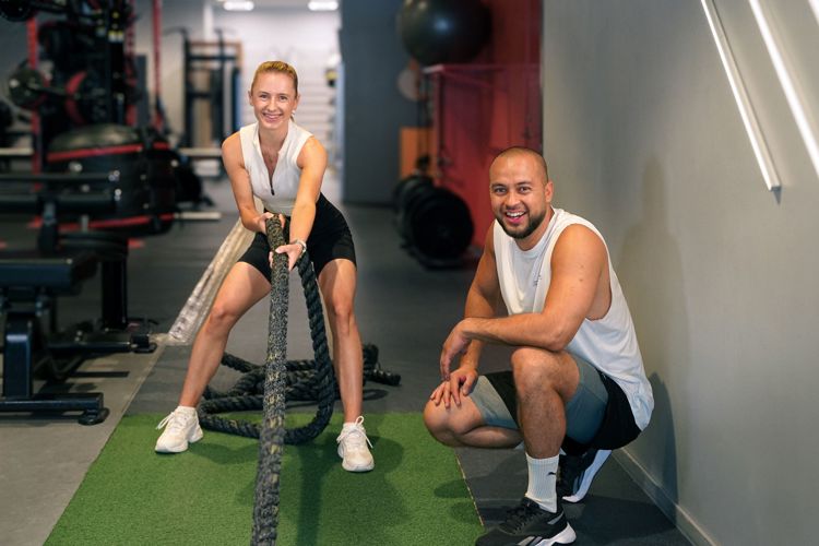 Två glada medlemmar går på ett HYROX pass på Fitness24Seven