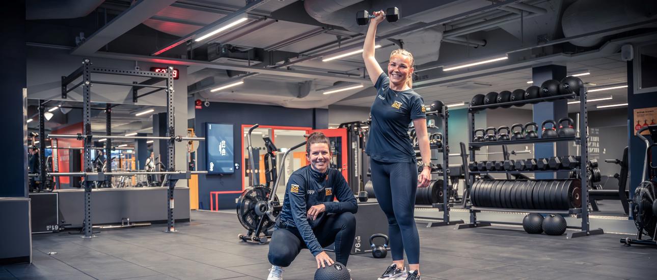 Två glada instruktörer på Fitness24Seven som ska hålla i ett HIIT-pass