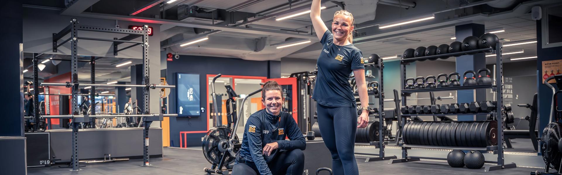 Två glada instruktörer på Fitness24Seven som ska hålla i ett HIIT-pass