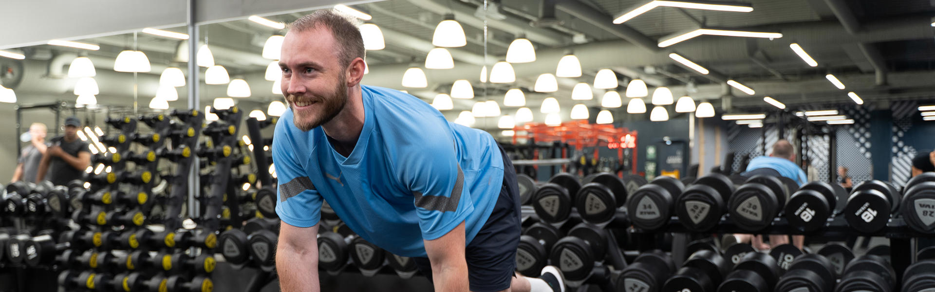 Glad medlem tränar på gymmet