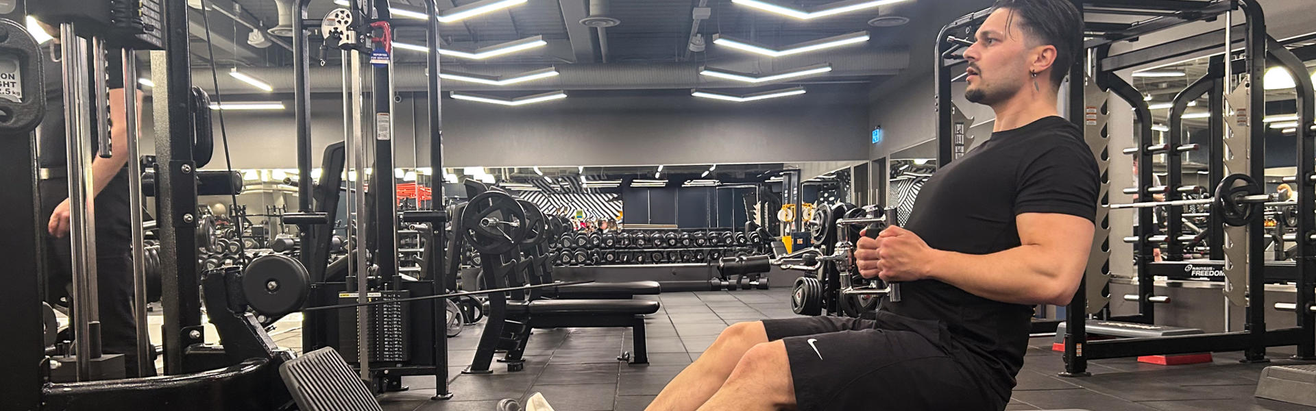 Man kör sittande kabelrodd på gymmet
