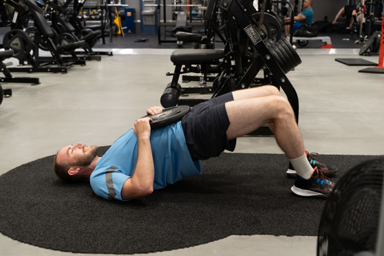Man gör Höftlyft på Gym