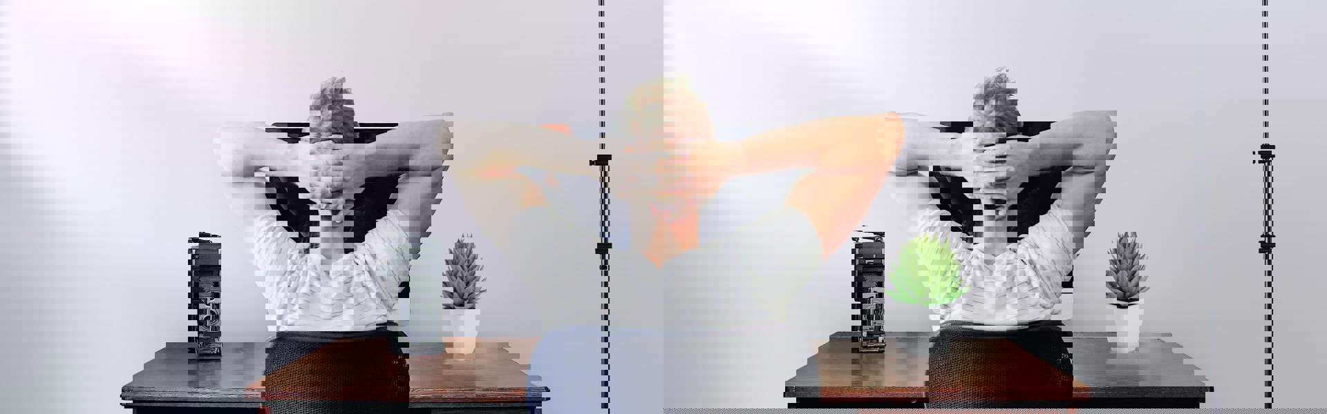 Sitter vid skrivbord tänker på ergonomi