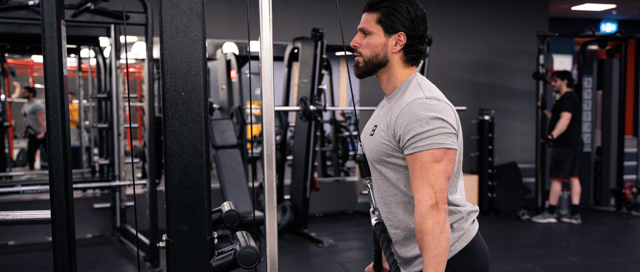 Triceps push down övning på gymmet