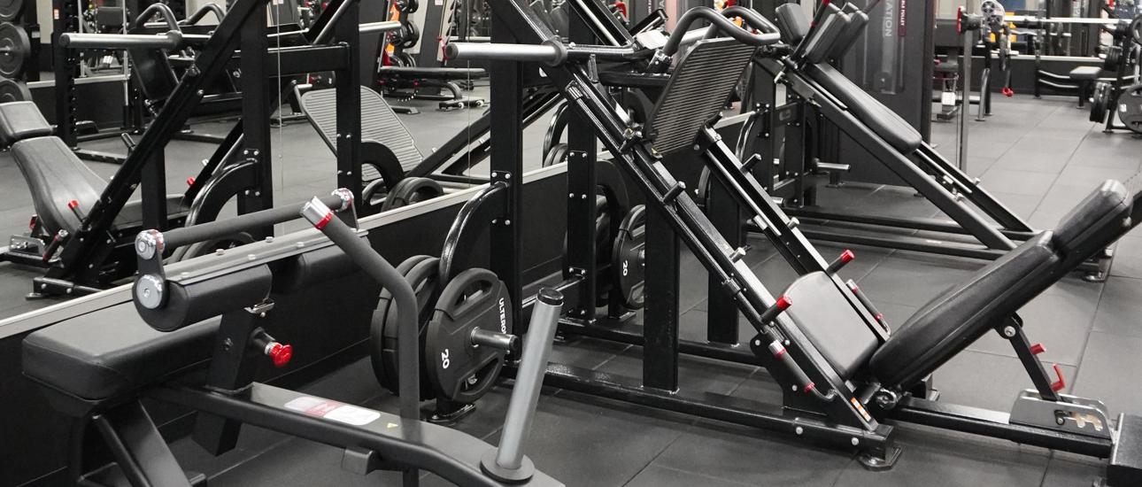 Treningssenter Fitness24Seven med styrkemaskiner og stort speil 