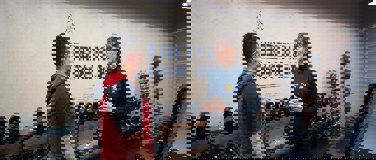 En ny medlem får hjälp av personalen på gymmet Fitness24Seven