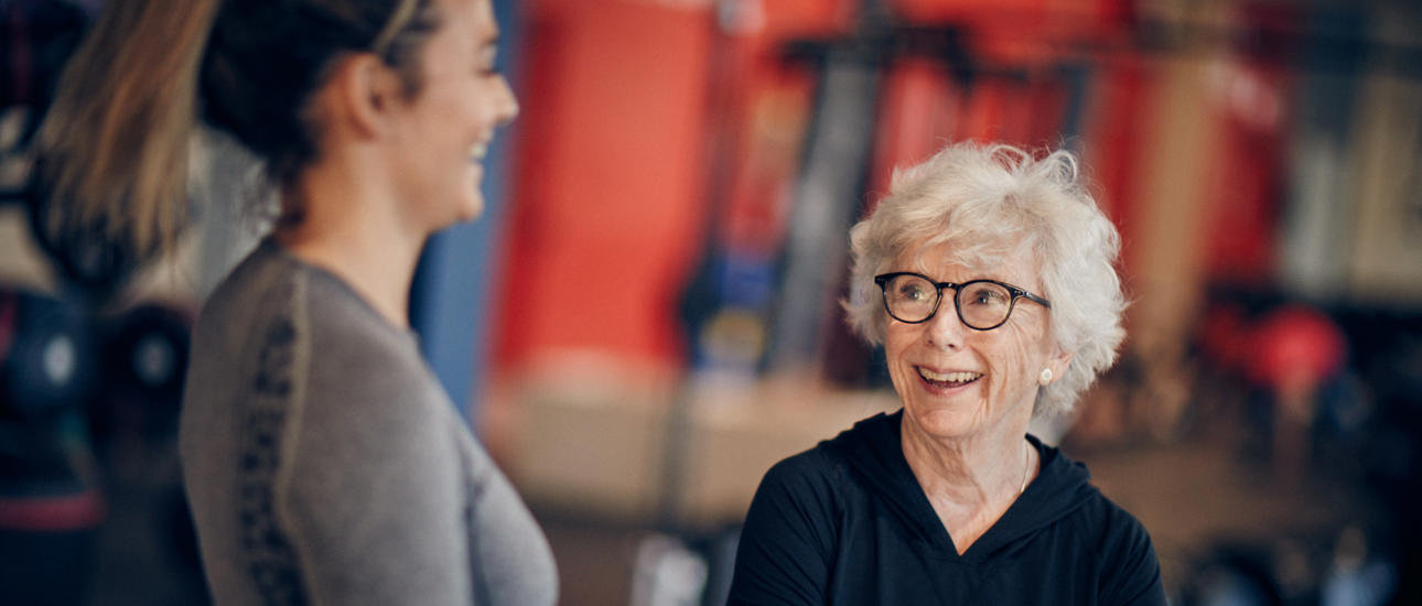 Två glada medlemmar på gymmet
