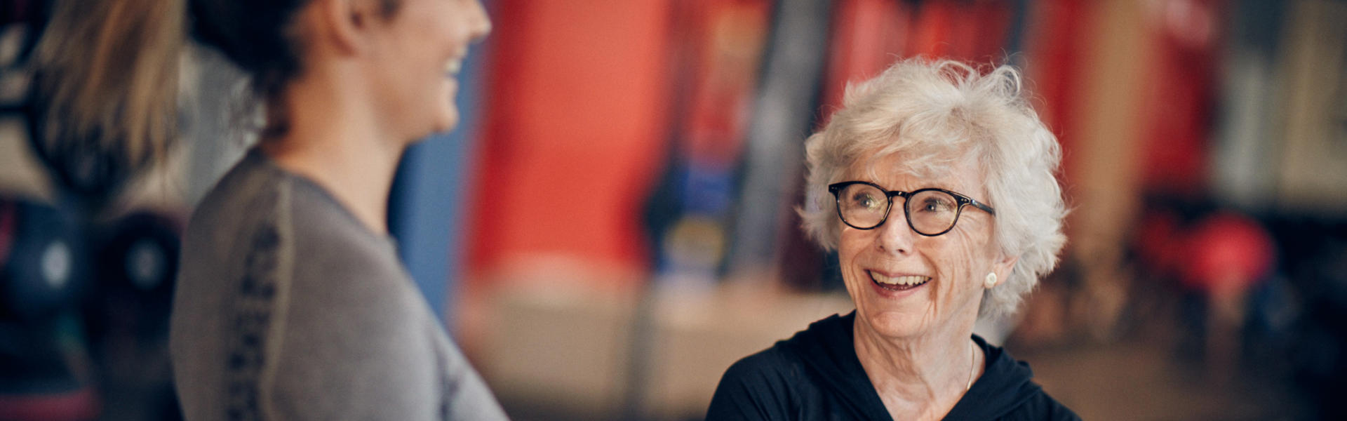 Två glada medlemmar på gymmet