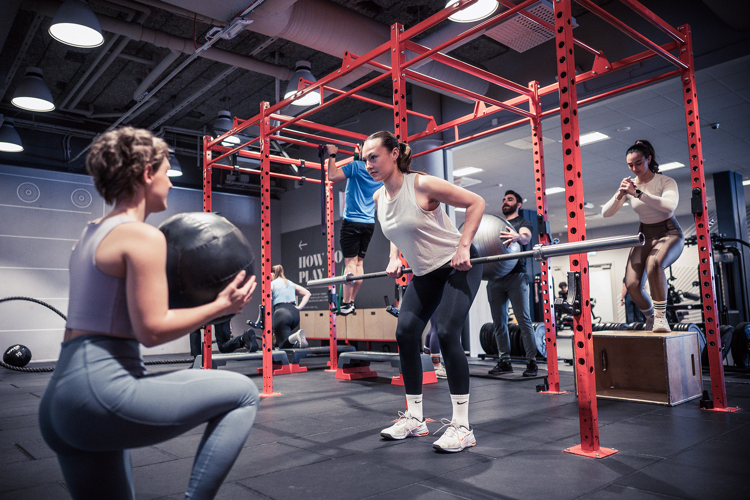Kör gruppass ute i gymmet i en liten grupp