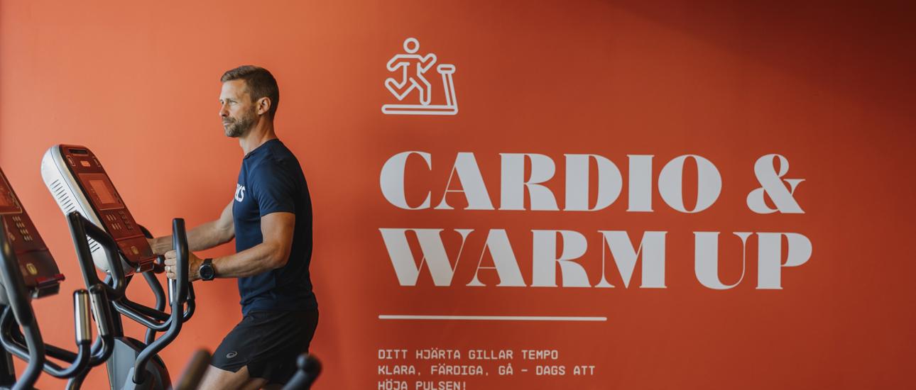 Glad man kör cardio på gymmet