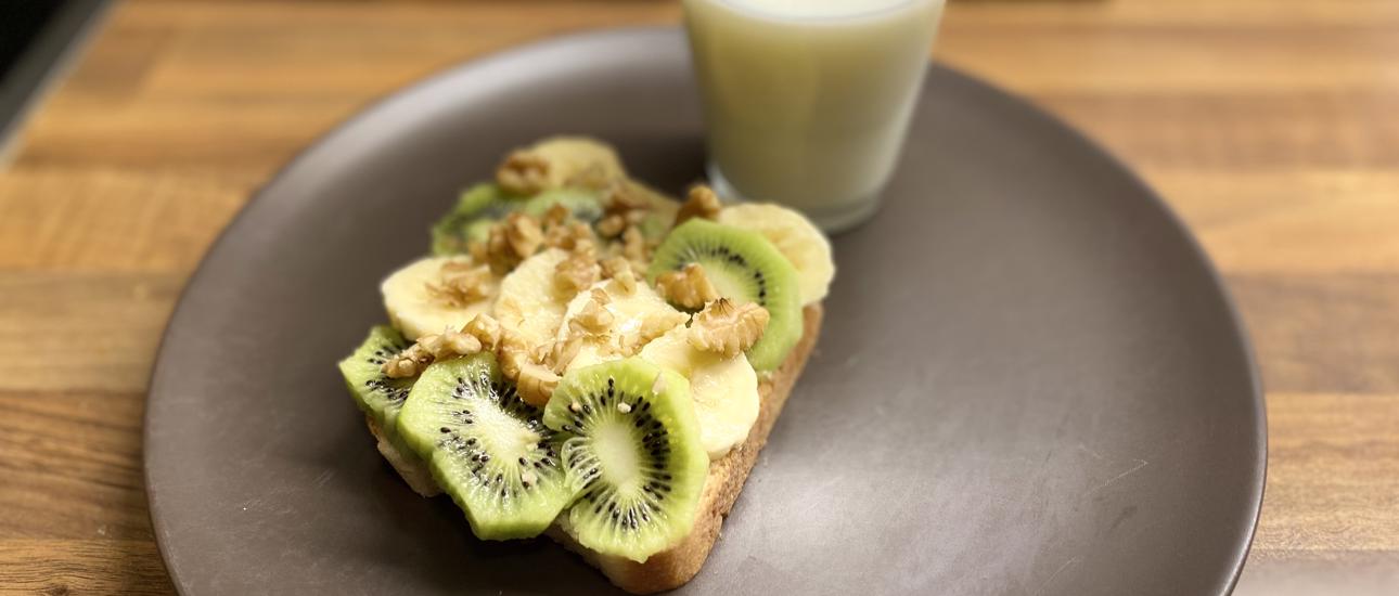 Kiwi and banana healthy snack